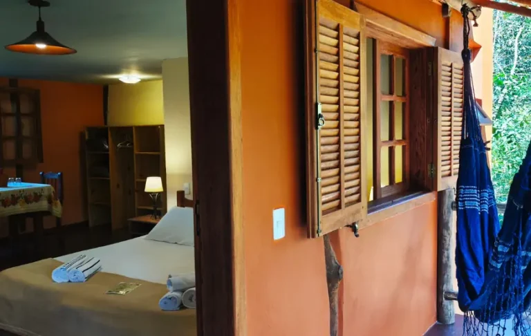 Chalé da Mata Térreo - vista de parte do quarto interno e varanda