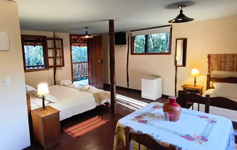 Chalé da Mata Térreo - vista geral da acomodação com cama de casal e mesa