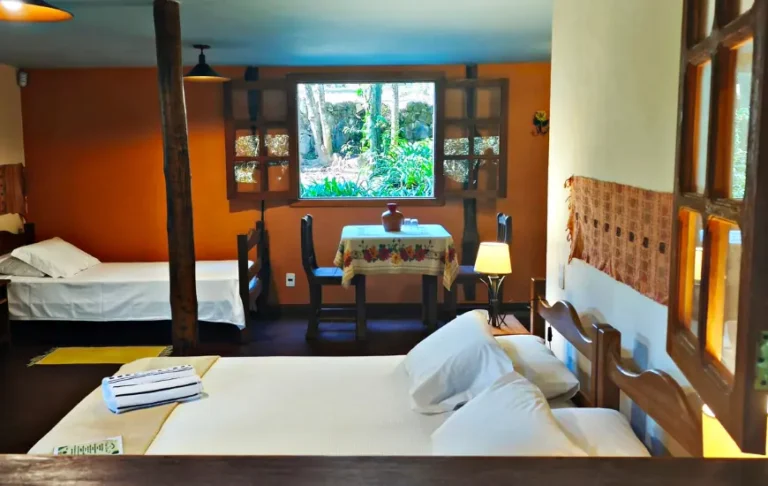 Chalé da Mata Térreo - vista cama de casal e cama de solteiro e janela para a mata