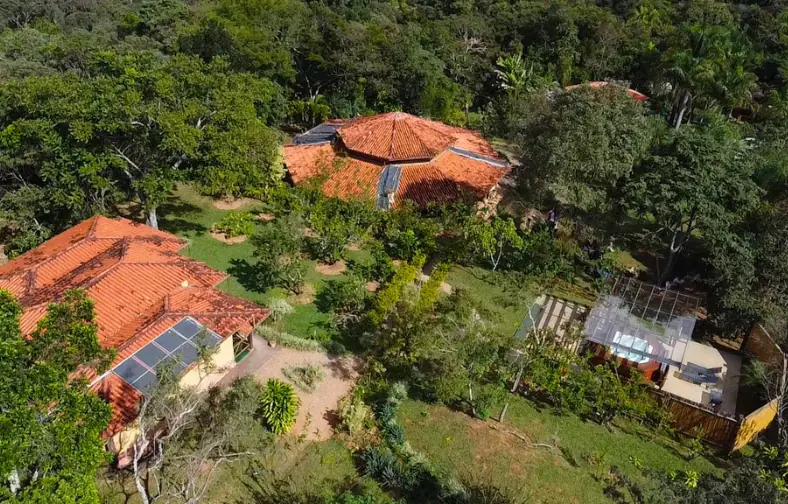 Paineis solares nas estruturas da Pousada Prana Lorien